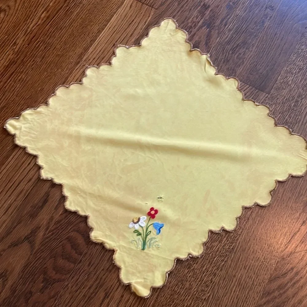 Vintage gold‎ floral embroidered small tablecloth with 4 napkins